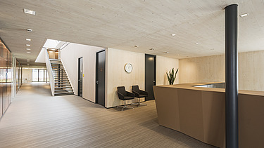 Foto der Anwaltskanzlei FGS Augsburg. Moderner Innenraum mit vielen Holzoberflächen.