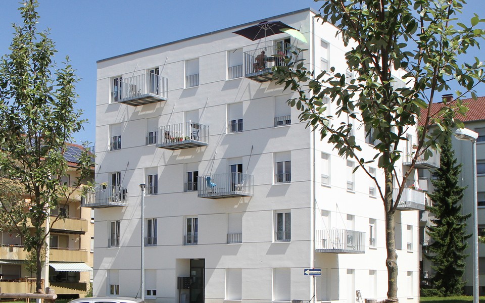 Foto eines weißen, mehrgeschossigen Wohngebäudes. Wohnpark, Speyer-West