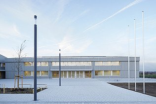 Photo of the high school sports hall in Diedorf. Timber construction from the outside.