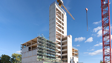 Foto der Montage des UmweltHauses in Nürnberg. Man sieht einen Rohbau aus Holz.