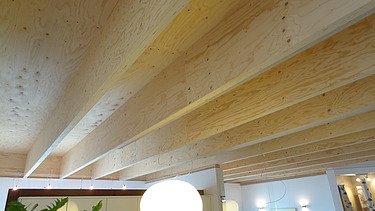Foto einer Rippendecke aus Holz.