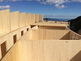 Foto der Holzbaumontage des Waltenberger Haus in Oberstdorf. LENO-BSP-Elemente.