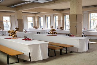 Foto vom Richtfest des Büroneubaus T3 in Aichach. Man sieht geschmückte Bierbänke im Innenraum.