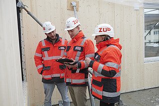 Michael bei einer Besprechung mit Kolleg:innen. 