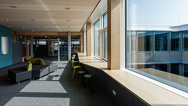 Interior photo of the Paul-Klee-Gymnasium in Gersthofen. You can see a timber mullion and transom window façade.
