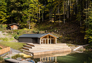 Foto des Bootshauses aus Holz am Freibergsee. LENO-BSP-Elemente.