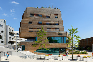 Foto des Wälderhauses in Hamburg. Man sieht ein Gebäude mit Holzfassade.