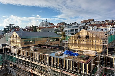 Außenaufnahme der Schule am Hang, Frankfurt. Man sieht ein großes Gebäude.