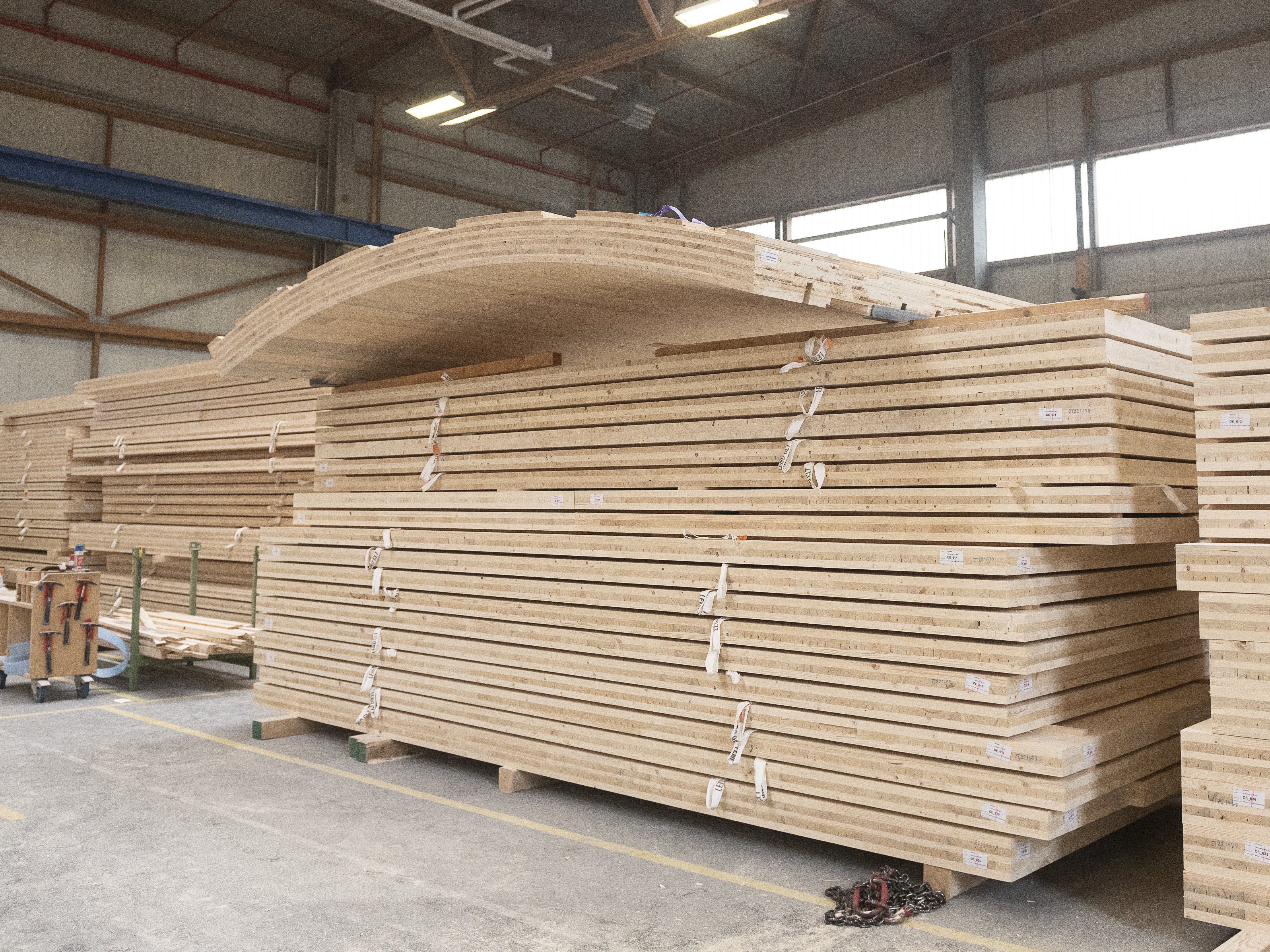 Photo of several LENO cross-laminated timber panel stacks in the production of ZÜBLIN Timer.