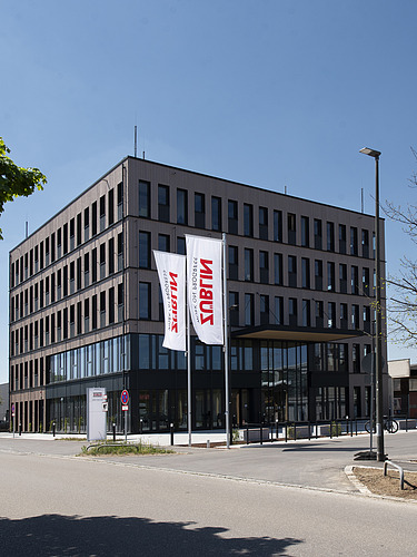 Foto eines mehrgeschossigen Holzgebäudes. Standort ZÜBLIN Timber.