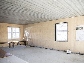 Foto eines Rohbaus. Zu sehen sind Holzwände. 