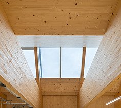Interior photo of the Elobau logistics center, Leutkirch. Detail of glulam beams