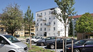 Photo of a white, multi-storey residential building. Residential park, Speyer-West
