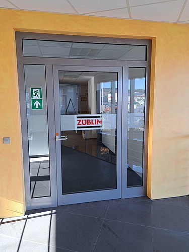 Foto der Eingangstüre der Zweigstelle von ZÜBLIN Timber in Leutkirch.