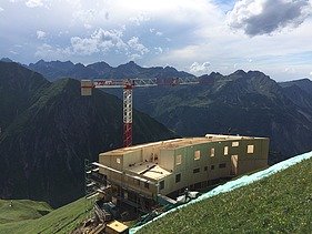 Foto der Holzbaumontage des Waltenberger Haus in Oberstdorf. LENO-BSP-Elemente.