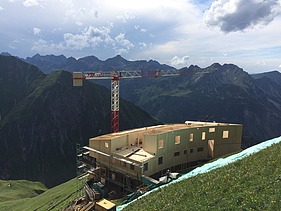 Photo of the timber construction assembly of the Waltenberger Haus in Oberstdorf. LENO-BSP elements.