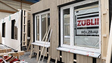 Foto von LENO-ADD-Außenwände in der Produktion von ZÜBLIN Timber 