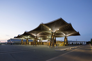 Foto des EXPO-Dachs in Hannover. Holzdachkonstruktion.