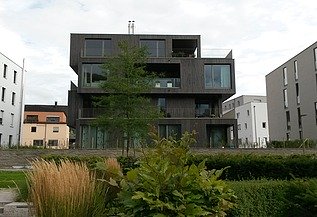 Apartment building, Nagold Photo of a multi-storey residential building with a wooden façade.