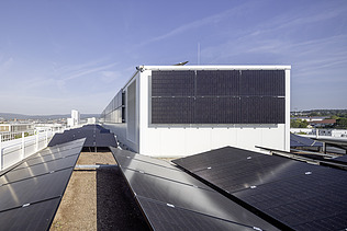 Foto vom Platinum in Wiesbaden. Man sieht auf dem Dach die Photovoltaikanlage.