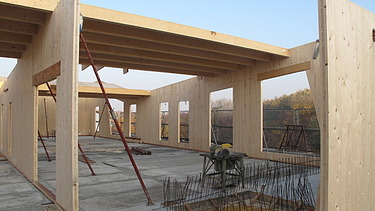 Photo of an assembly of LENO cross-laminated timber elements. Wooden extension.