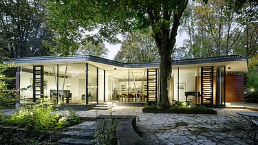 Foto eines modernen Bungalows mit LENO-BSP-Flachdach.