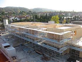 Foto der Holzbaumontage des Hotels Aqualux in Bardolino.