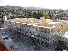 Photo of the wooden construction of the Hotel Aqualux in Bardolino.