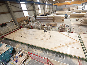 Foto von LENO Brettsperrholzelementen in der Produktionshalle von ZÜBLIN Timber.