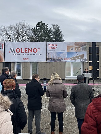Photo of several people at the laying of the foundation stone for the Quartier project in Kernen.