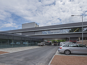 Photo of a wooden bridge structure at the district administration office in Calw.