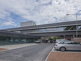 Photo of a wooden bridge structure at the district administration office in Calw.