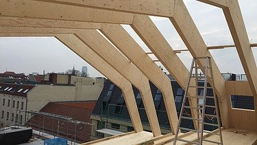 Photo of the assembly of the Metropolitan School Berlin. Many wooden elements can be seen.