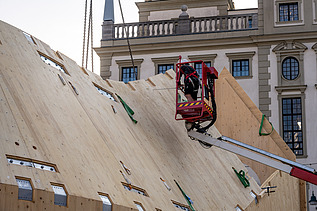 Photo of the NEXT500 pavilion on Augsburg's market square. You can see the assembly of the LENO elements.