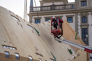 Foto des NEXT500-Pavillons auf dem Augsburger Marktplatz. Sie können die Montage der LENO-Elemente sehen.