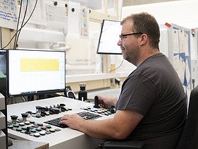 Die Arbeit am Computer liegt Florian besonders. 