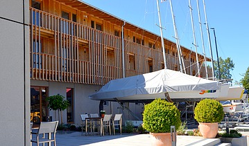 Foto des Yachtclub-Clubhauses in Prien am Chiemsee. Zu sehen ist ein moderner Holzbau.