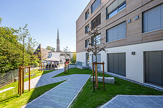 Photo of the Elias-Schrenk-Haus retirement home in Tuttlingen. You can see a building with a wooden façade.