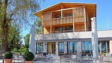 Foto des Yachtclub-Clubhauses in Prien am Chiemsee. Zu sehen ist ein moderner Holzbau.