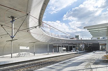 Foto von der Haltestelle Staatsgalerie in Stuttgart. Man sieht Zugschienen und Betonschalungen.