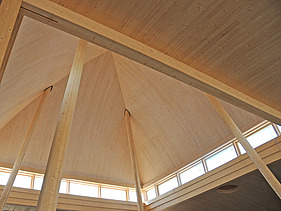 Foto der Kirche Burgweinting von innen. Zu sehen ist die Holzdachkonstruktion.