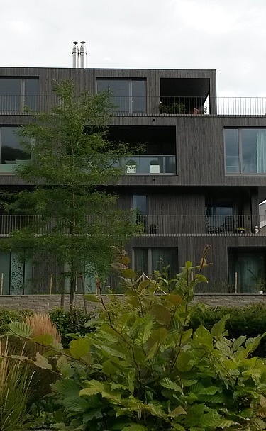 Mehrfamilienhaus, Nagold Foto eines mehrgeschossigen Wohngebäudes mit Holzfassade.