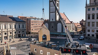 Photo of the NEXT500 pavilion on Augsburg's market square. You can see the assembly of the LENO elements.