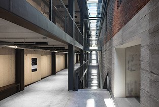 Photo of the interim venue Gasteig in Munich. You can see a corridor area and LENO-BSP walls.