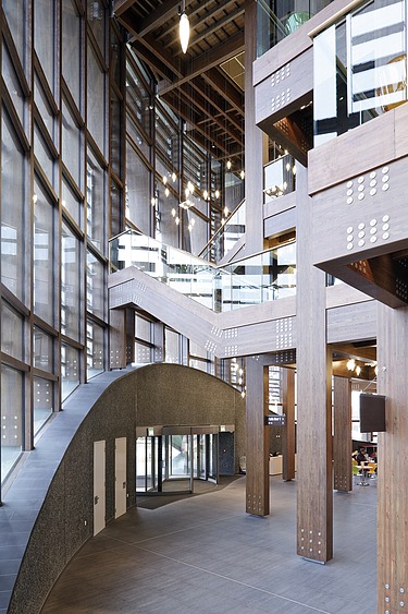 Foto des Eingangsbereiches des Waterside Theaters in Aylesbury. Pfosten-Riegel-Holzfassade.