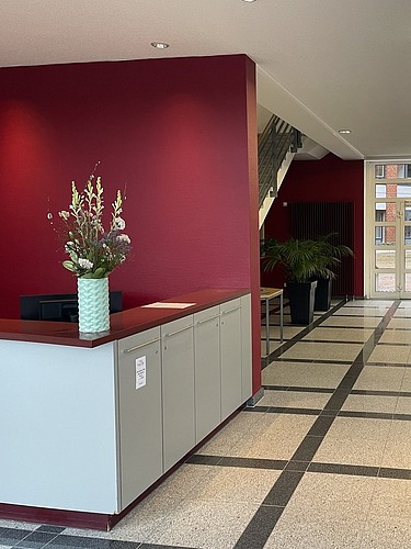 Foto des Eingangsbereichs von ZÜBLIN/STRABAG in Berlin.