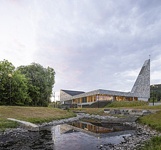 Foto der Tau Kirke in TAU Norwegen. Zu sehen ist ein modernes Gebäude.