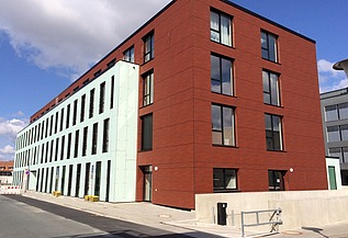Bürogebäude, Wolfsburg Foto eines Bürogebäudes in Wolfsburg. Holzständerkonstruktion mit markanter roter Fassade.