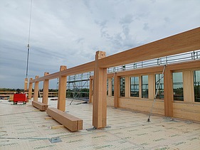Photo of the assembly of the UmweltHaus in Nuremberg. You can see wooden elements.