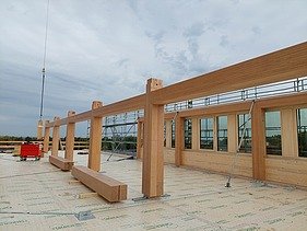 Photo of the assembly of the UmweltHaus in Nuremberg. You can see wooden elements.